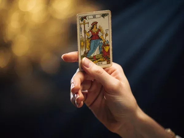 Una mano y una carta, símbolo de elección